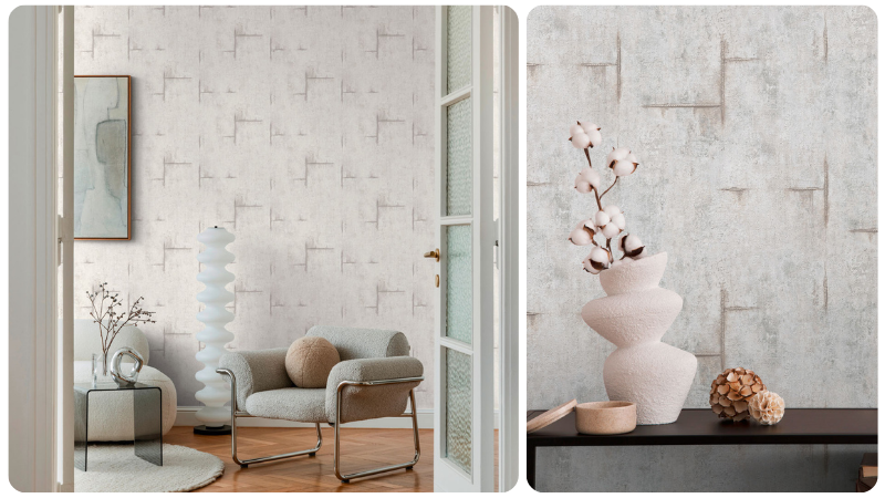 Salon moderne avec papier peint texturé beige clair à motifs géométriques en croix, mobilier design minimaliste, fauteuil gris clair, lampadaire sculptural blanc, et décoration naturelle en vases et fleurs séchées.