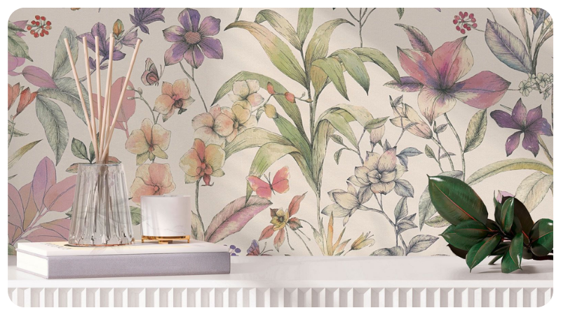 Papier peint fleuri aquarellé aux grandes fleurs botaniques dans des tons rose, mauve et vert sur fond beige clair